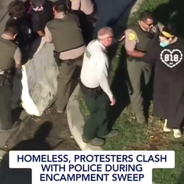 🇺🇸 Protestors are scuffling with police in an attempt to stop the encampment sweep.