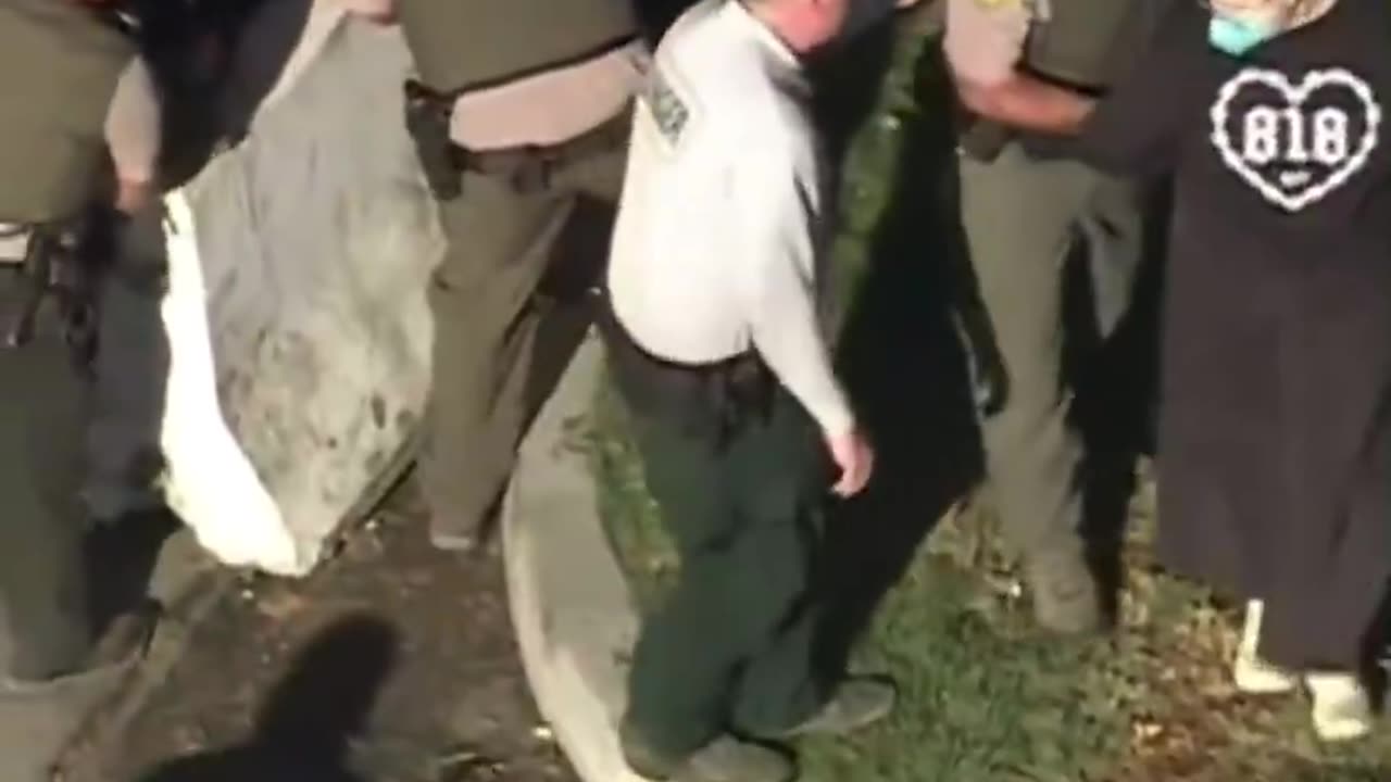 🇺🇸 Protestors are scuffling with police in an attempt to stop the encampment sweep.