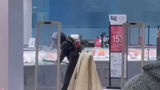 WOW 🇨🇦 just a PICKAXE in action at another jewelry store robbery, smash and grab.