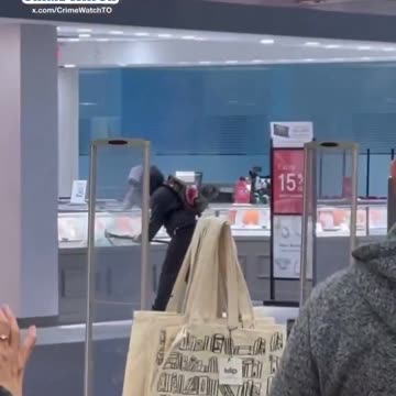 WOW 🇨🇦 just a PICKAXE in action at another jewelry store robbery, smash and grab.