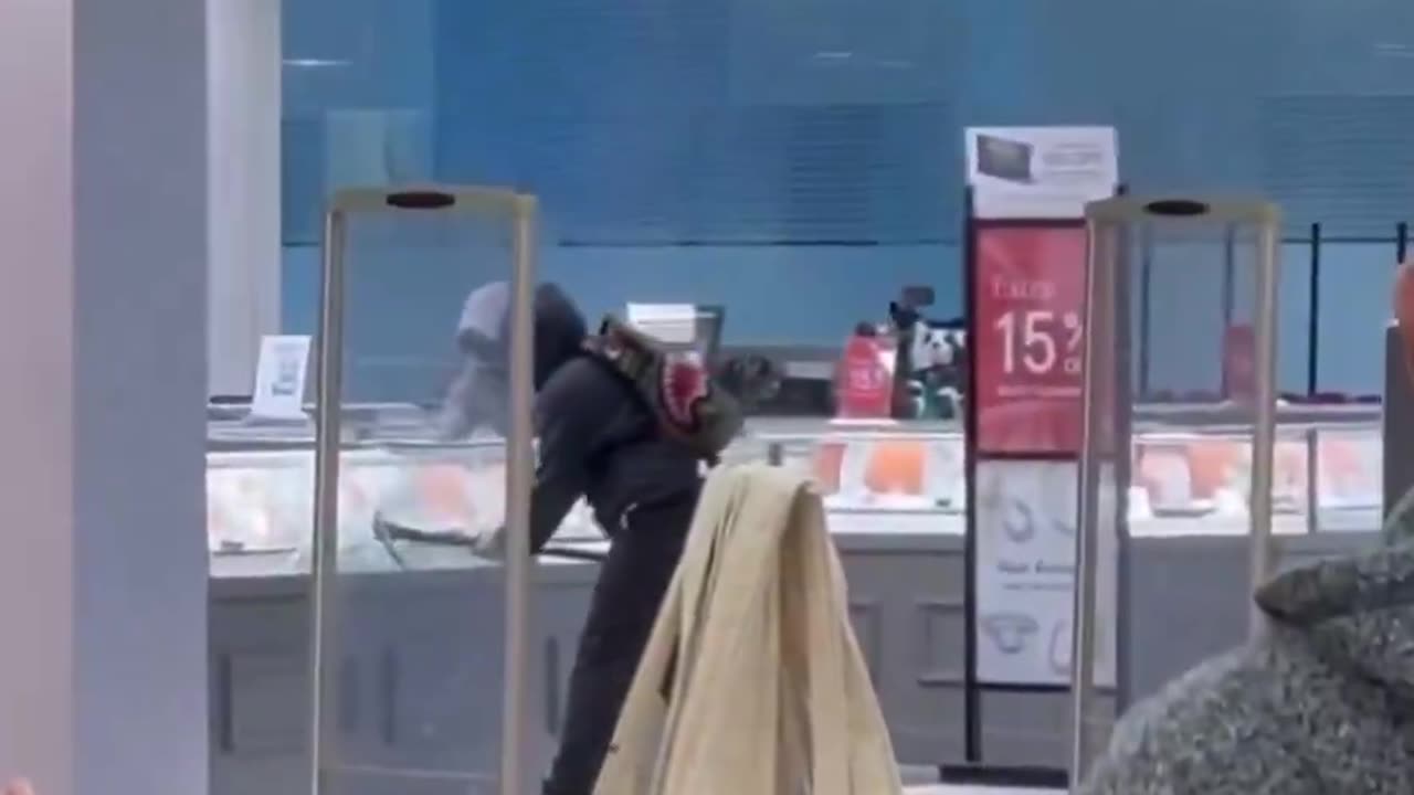 WOW 🇨🇦 just a PICKAXE in action at another jewelry store robbery, smash and grab.