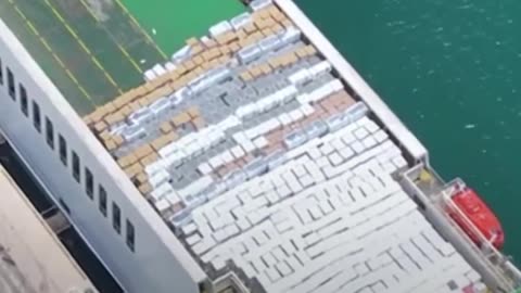Los Emiratos Árabes Unidos envían buque con ayuda récord hacia Gaza
