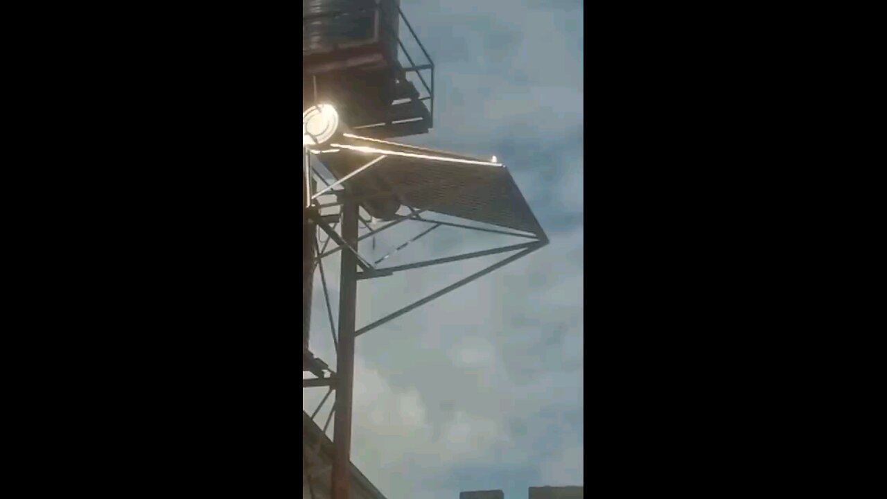 Solar water heating without grid electricity