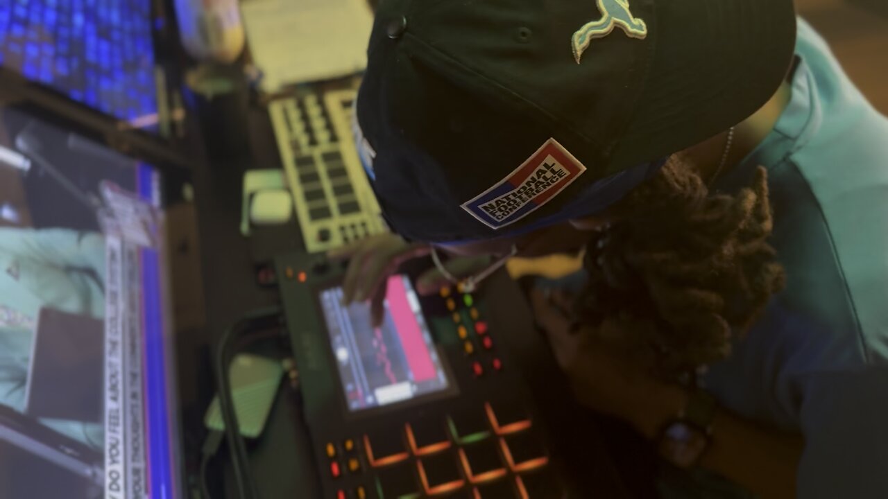 Working 👨🏽‍💻🎹🎥🎙️💂🏽🫡👔💼 @ Genre Of Ganja Studios