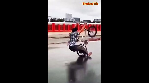 Simplang Trip 146: Bicycle exhibition ride accidentally fell down to leg raises exercise.