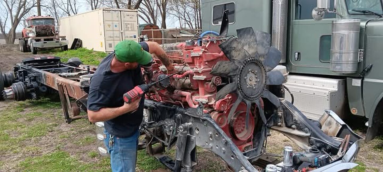 3-2025, Pulling W900 KW Engine
