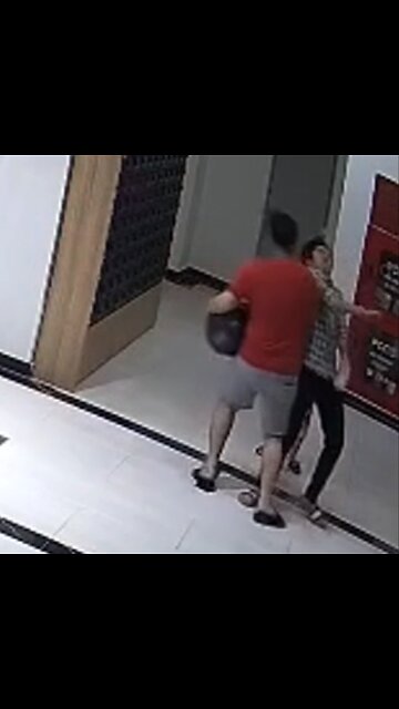 Empuja a un perro y en respuesta recibe un golpe del dueño