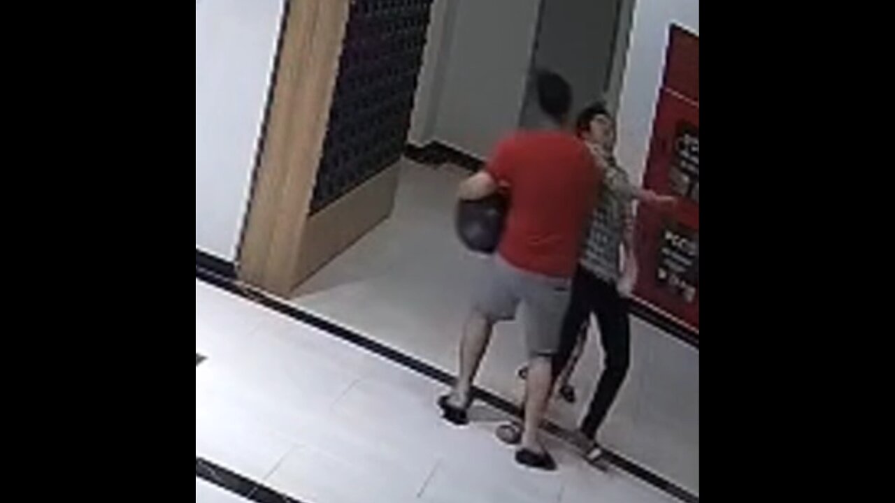 Empuja a un perro y en respuesta recibe un golpe del dueño