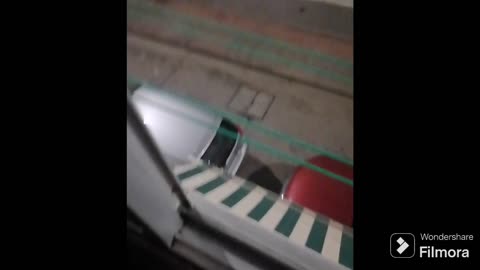Mando este mensaje después de encontrarme otra vez la puerta abierta del portal abierta