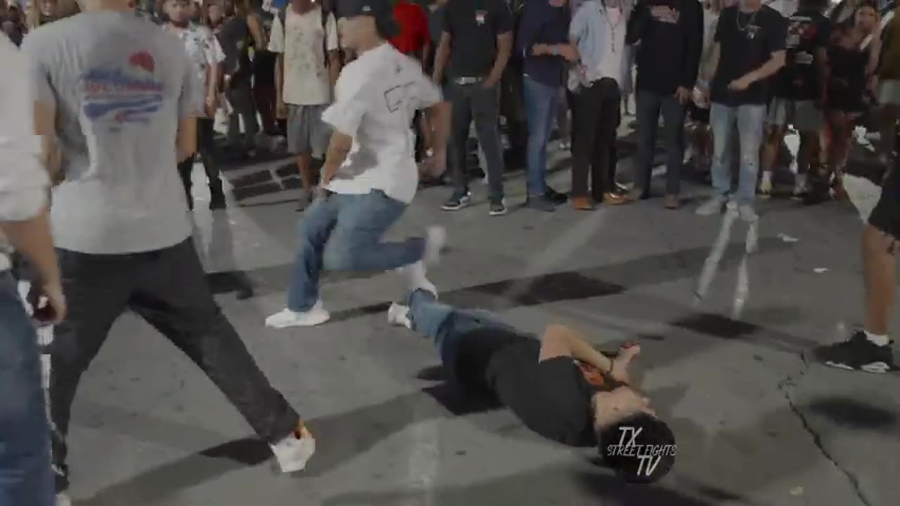 Man Holds His Own in 5-on-1 Fight and Wins – Gets Ovation on 6th Street in Austin, TX