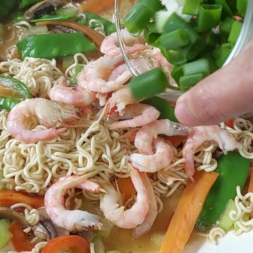 Panlasang Pinoy sa Madiskarteng Nanay. Pancit Canton with Shrimps and Veggies #pansit #pansitcanton