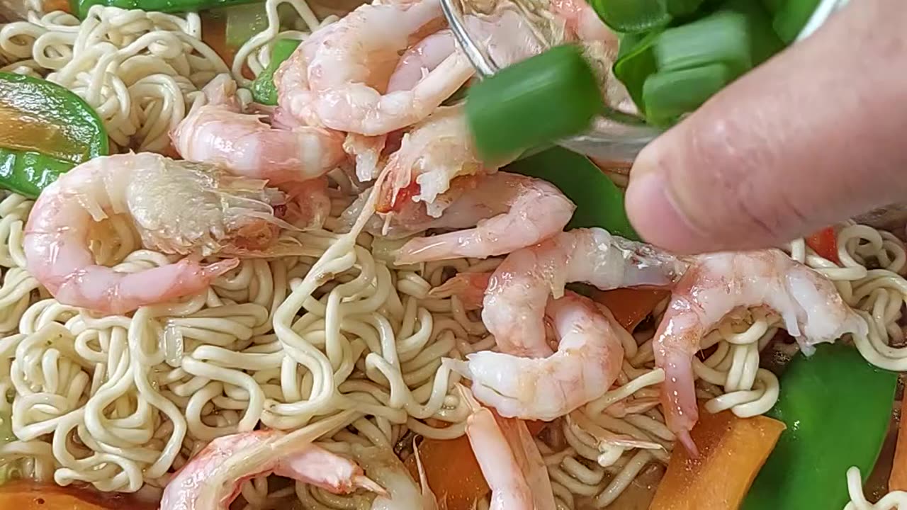 Panlasang Pinoy sa Madiskarteng Nanay. Pancit Canton with Shrimps and Veggies #pansit #pansitcanton