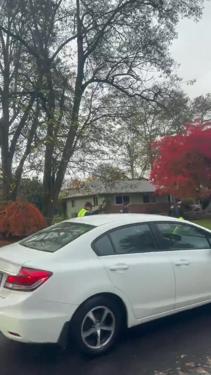 Kiley Delgado tells a police officer she is going to report him to Oregons sanctuary city