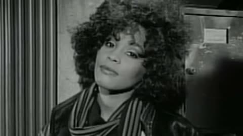 Whitney Houston - I Wanna Dance With Somebody (Official Music Video) .