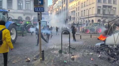 Farmers light fires outside the EU (4th Reich) Parliament building in Brussels