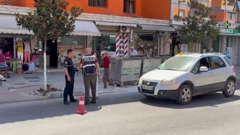 Makina përplas këmbësorin që po kalonte te vijat e bardha në Fier, i lënduari dërgohet në spital