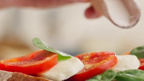 Gout-Friendly Basil: Add This Herb to Your Plate!