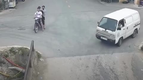 Adolescente salta de la moto justo a tiempo en un accidente