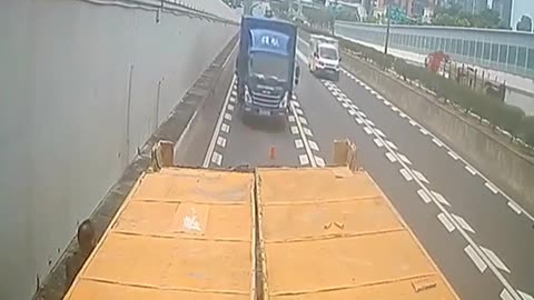 This is why you should stay off your phone while driving.