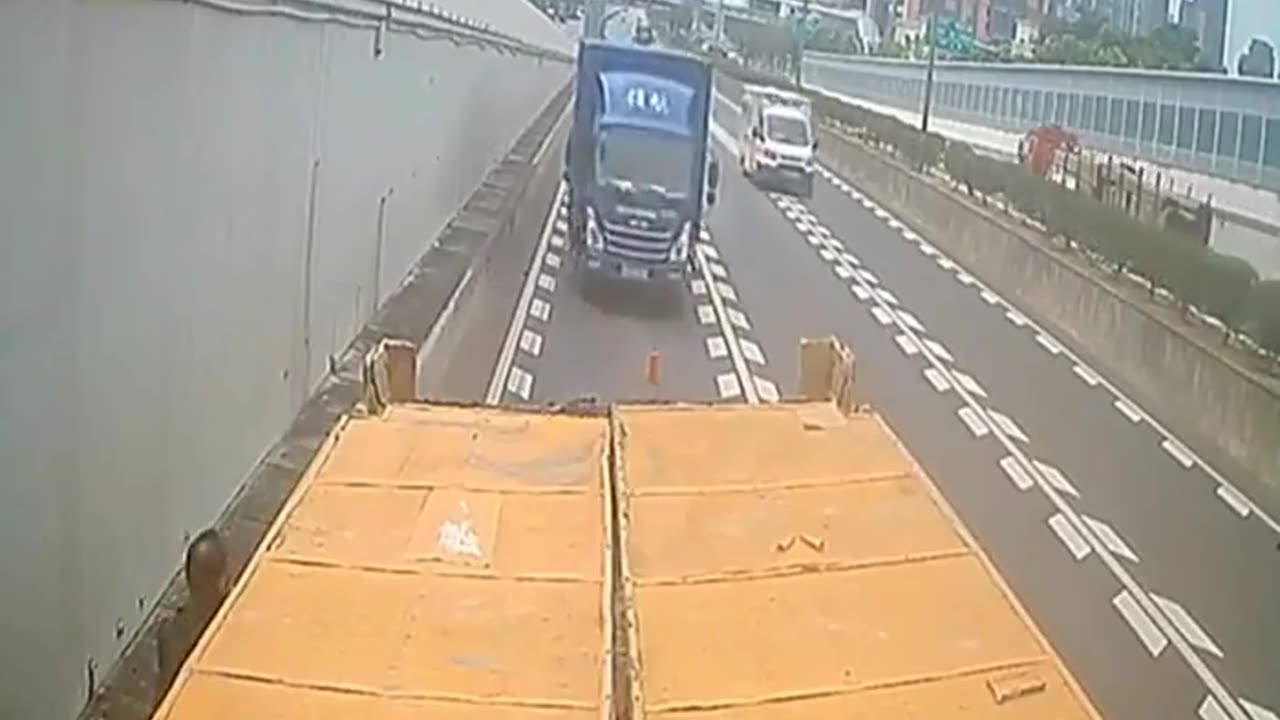 This is why you should stay off your phone while driving.