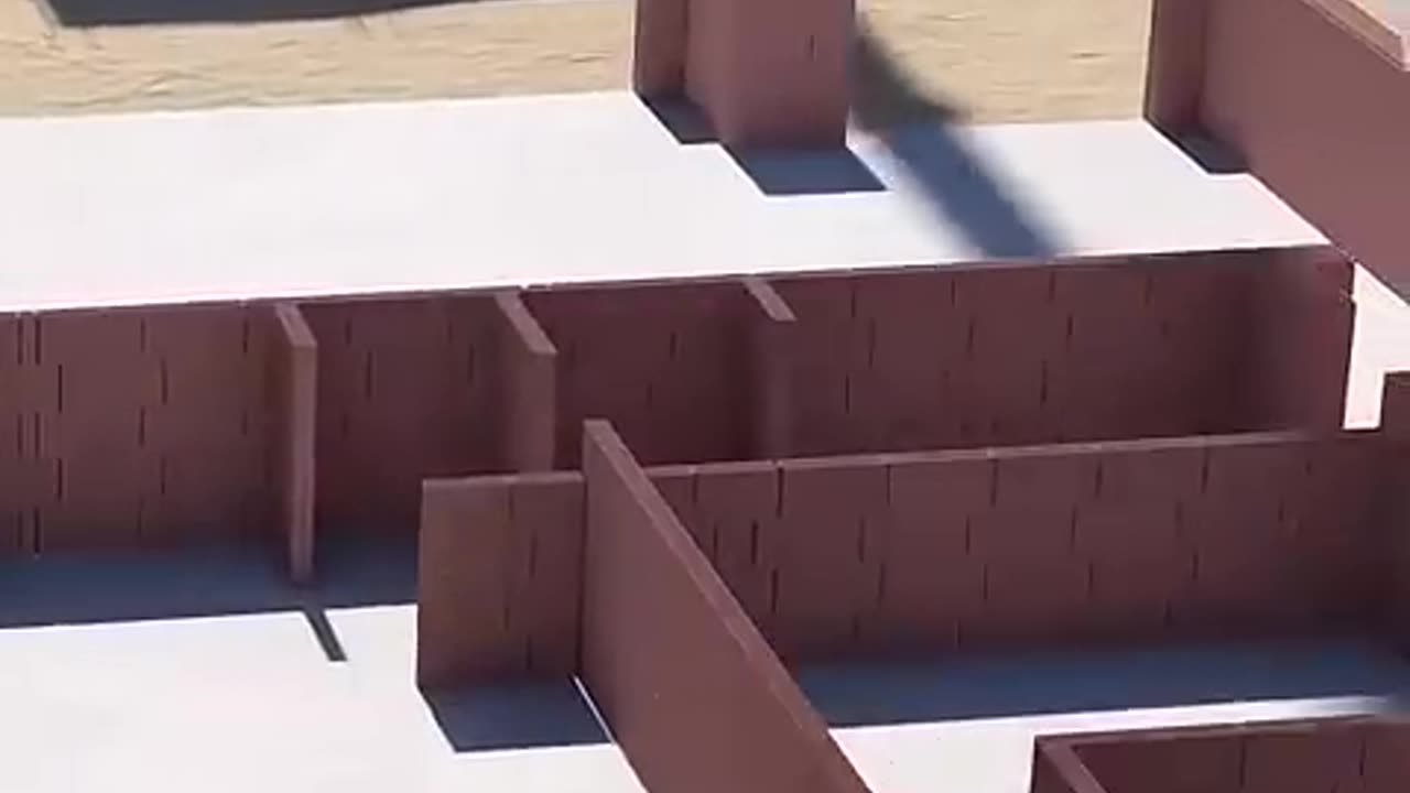 Robot that builds houses