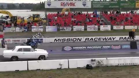 H2R Kawasaki vs 900hp Muscle Car - drag racing