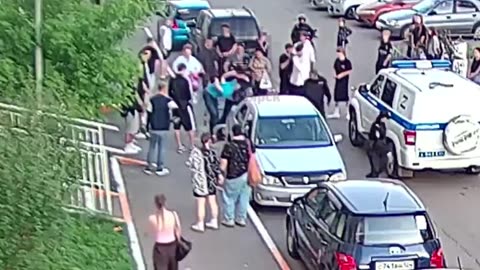 In Krasnoyarsk, Russia, a crazy man suddenly pulled out a knife and attacked another person.