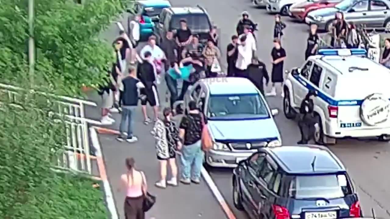 In Krasnoyarsk, Russia, a crazy man suddenly pulled out a knife and attacked another person.