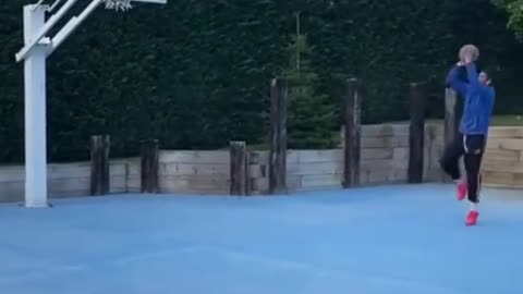 "La Bomba" Navarro saca la manita👋 a pasear!!! 🎯🏀