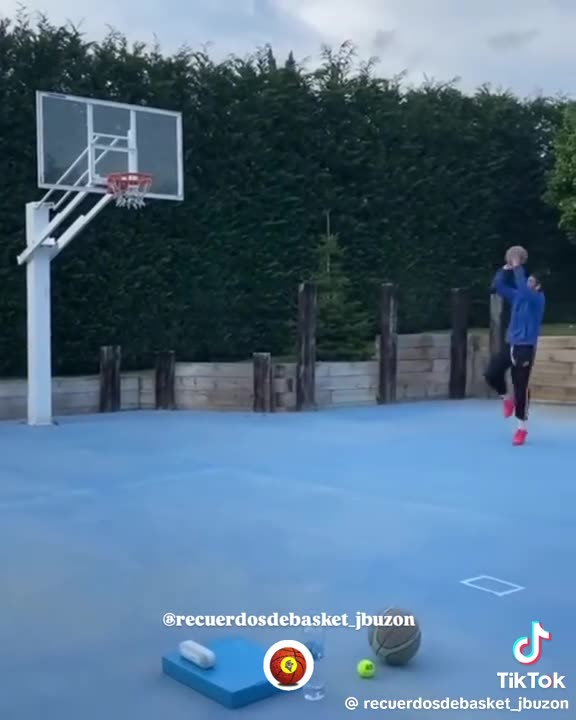 "La Bomba" Navarro saca la manita👋 a pasear!!! 🎯🏀