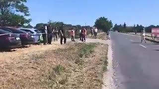 2025-07-01 Veľké Ripňany - nemakačenkovia na poli imitujú záujem o slovenských potravinárov 2