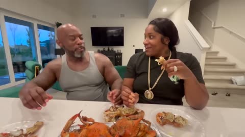 PAPA E TRIES BLUE CRABS FOR THE FIRST TIME *HILARIOUS*