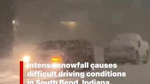 Intense snowfall causes difficult driving conditions in South Bend, Indiana, US 🇺🇸 (14.01.2026)