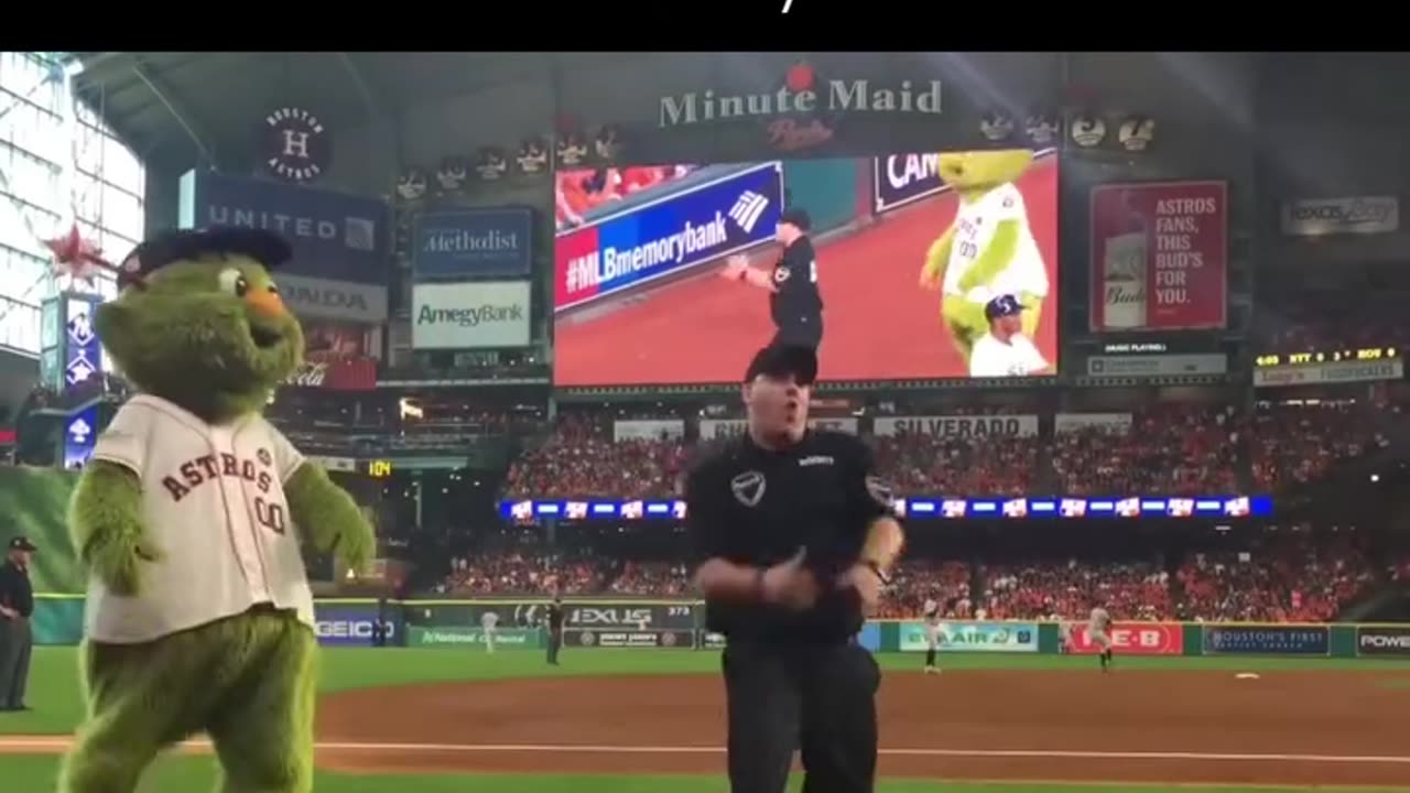Orbit the mascot vs. security guard in a dance battle lit up the Astros game! 🕺🔥 #MLB #MascotFun
