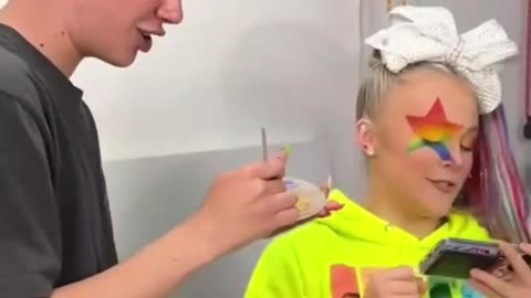 no wonder JoJo Siwa looks like two different people