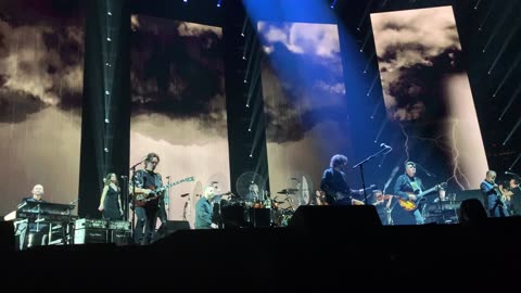 Jeff Lynne‘s Electric Light Orchestra Standin’ in the Rain