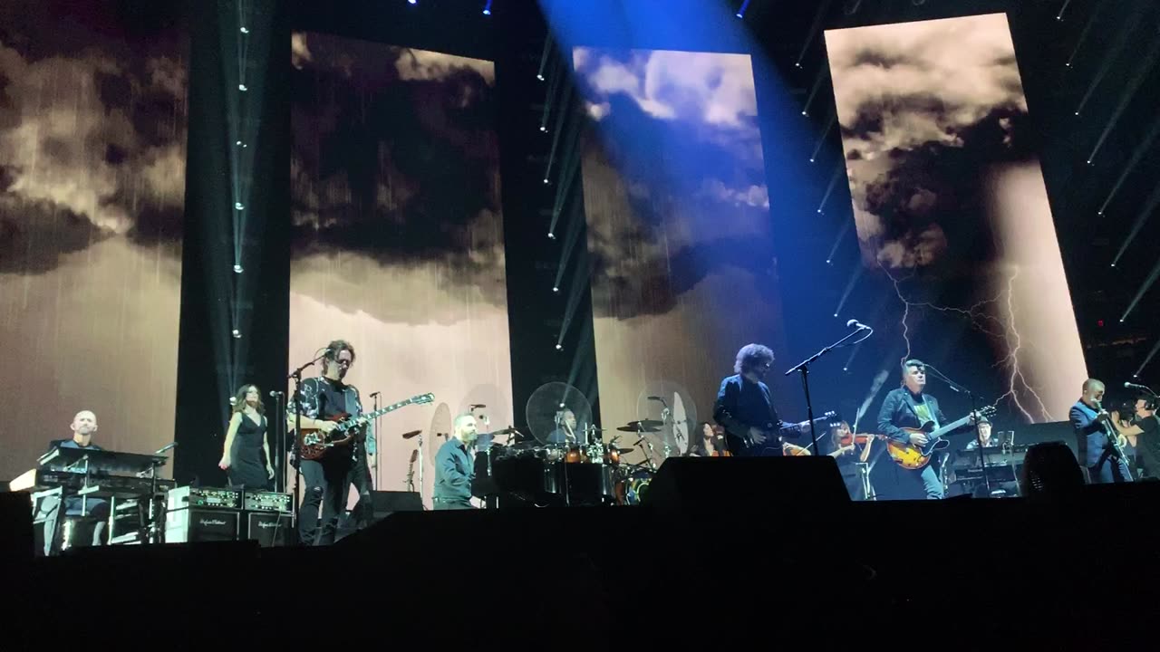 Jeff Lynne‘s Electric Light Orchestra Standin’ in the Rain