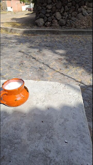Tomando pulque, en el rancho.