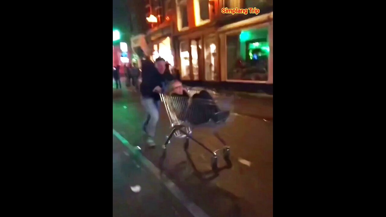 Simplang Trip 102: Pushing someone on cart accidentally became sit ups exercise.