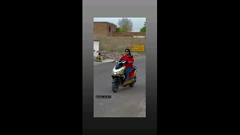 मन्दिर मे सर झुका के गई है