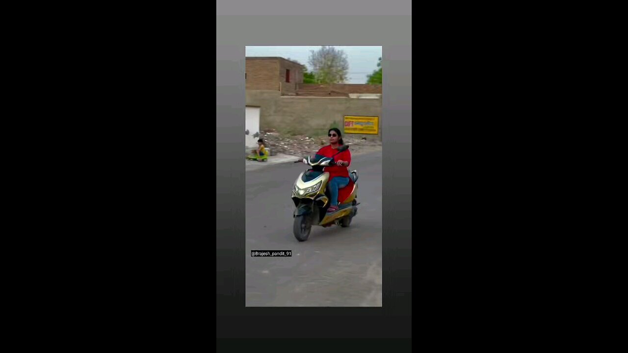 मन्दिर मे सर झुका के गई है