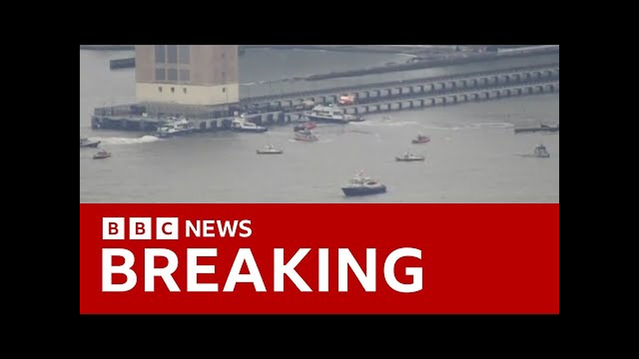 At least one dead in Hudson River helicopter crash in New York | BBC News