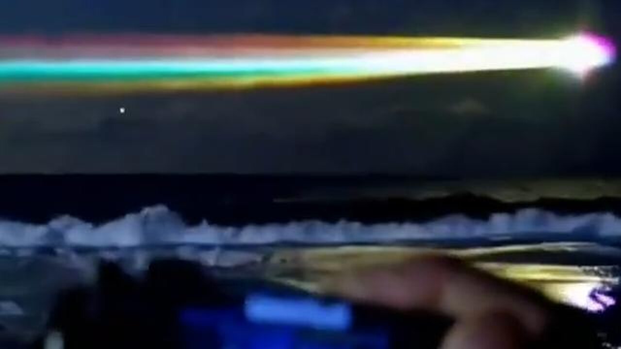 🌠 STREAKER FLEET UFO S GETTING CLOSER- UFO OR COMET Spotted Over the Beach! 🌠