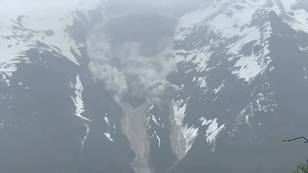 Video captures a glacier partially collapsing in the Swiss Apls
