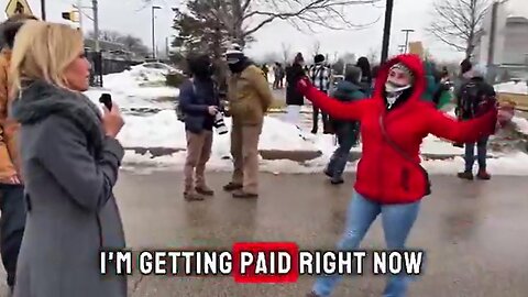 🚨 “Protestor” Outside the Minneapolis ICE facility today ADMITTED to Laura Ingraham she has a job!