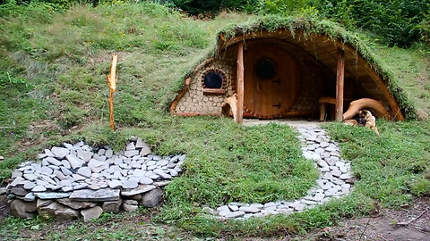 Building a Real-Life Hobbit House: From Field to Dugout – An Epic Bushcraft Journey