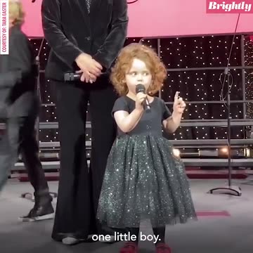 Confident little girl gives hilarious speech during school's Christmas program