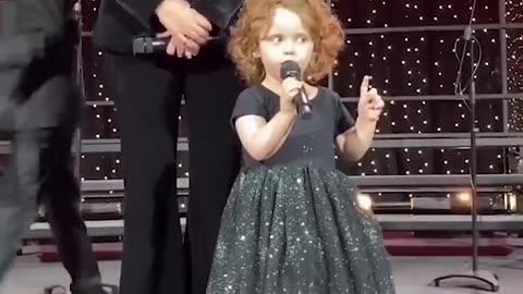 Confident little girl gives hilarious speech during school's Christmas program