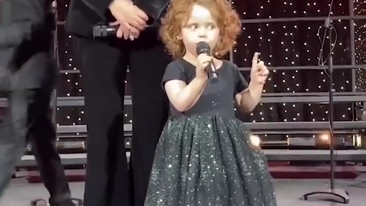 Confident little girl gives hilarious speech during school's Christmas program