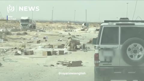 Crowds of Gazans meet UN convoy carrying aid in Kerem Shalom